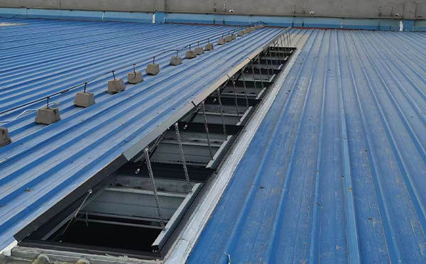 某城市大型商业综合体中庭工业园区排烟窗工程